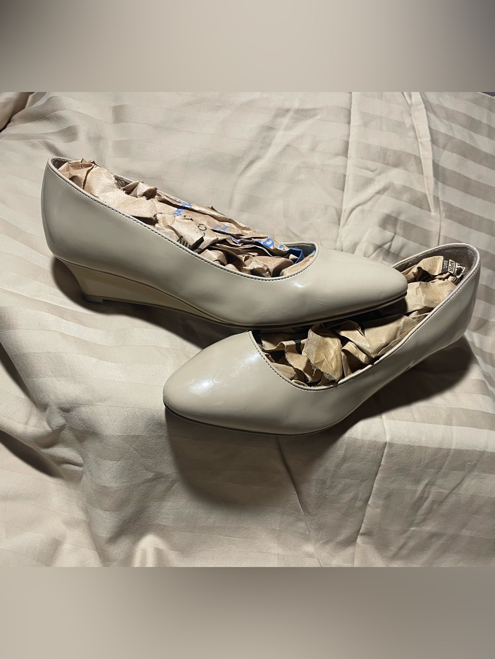 Nude soft wedge